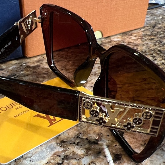Louis Vuitton Accessories - Louis Vuitton Tortoise Sunglasses with Gold Detailing